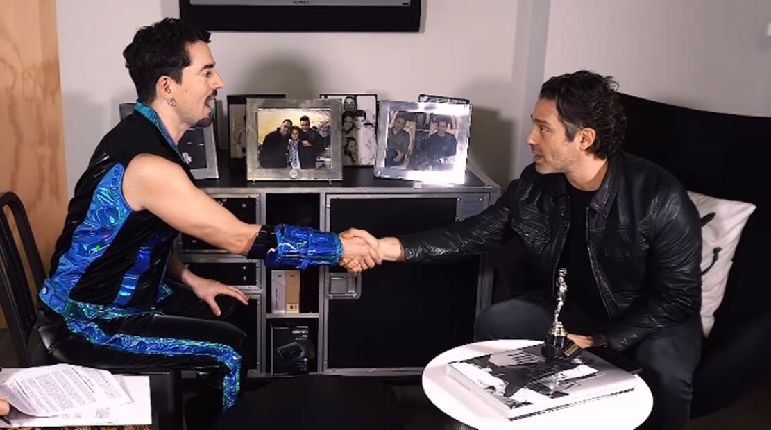 Luis Gerardo Méndez, encarnando a Alan, y Ari Borovoy llegan a acuerdo para que Technoboys se presente en "90´s Pop Tour".
Foto: Instagram
