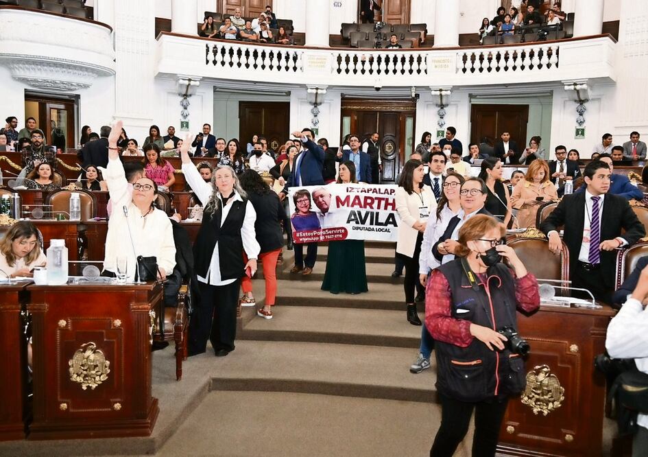 Las diputadas de Morena pidieron que los asesores salieran del pleno. Especial