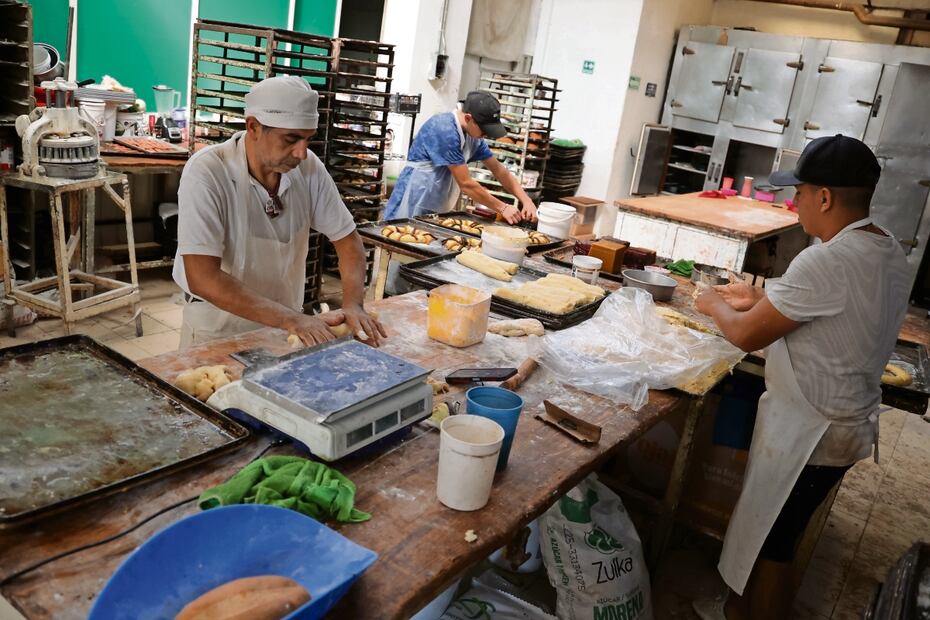 En la panadería Tahona, ubicada en el Centro Histórico, la preparación de
la Rosca de Reyes comenzó un día antes y de forma tradicional. Foto: Fernanda Rojas / EL UNIVERSAL