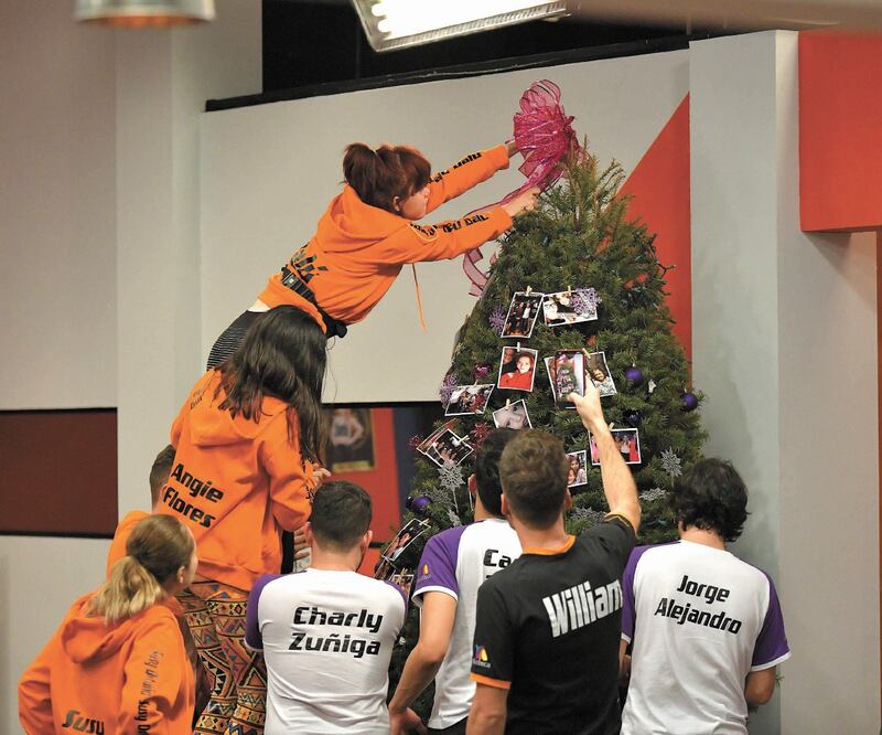 En el estudio de Azteca, donde tienen su casa, colocaron el arbolito. FOTOS: AZTECA