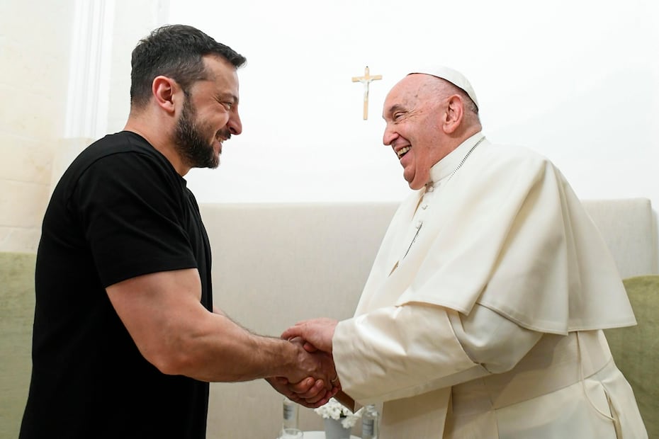 El presidente ucraniano Volodimir Zelensky durante una reunión bilateral con el papa Francisco, en el segundo día de la cumbre del G7, en Borgo Egnazia, sur de Italia. Foto: EFE
