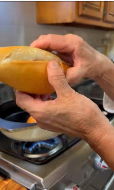 Truco para que el pan duro parezca recién horneado