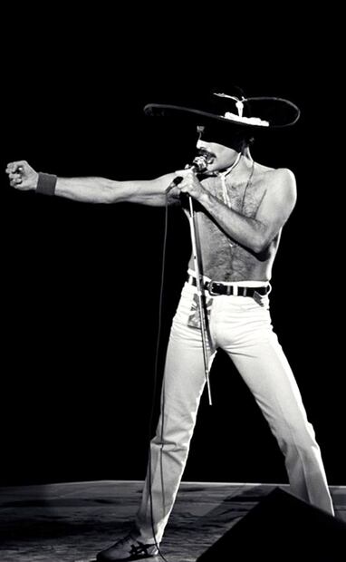 “Su voz surgida de las gigantescas bocinas se escuchaba como un estruendo que te retumbaba en los oídos, y luego se elevaba desde la cancha hasta el graderío en forma de eco”. El carisma de Freddie Mercury sobre el escenario sólo se presentó tres veces en México, para nunca volver después del 81. Foto: ESPECIAL/Reddit.