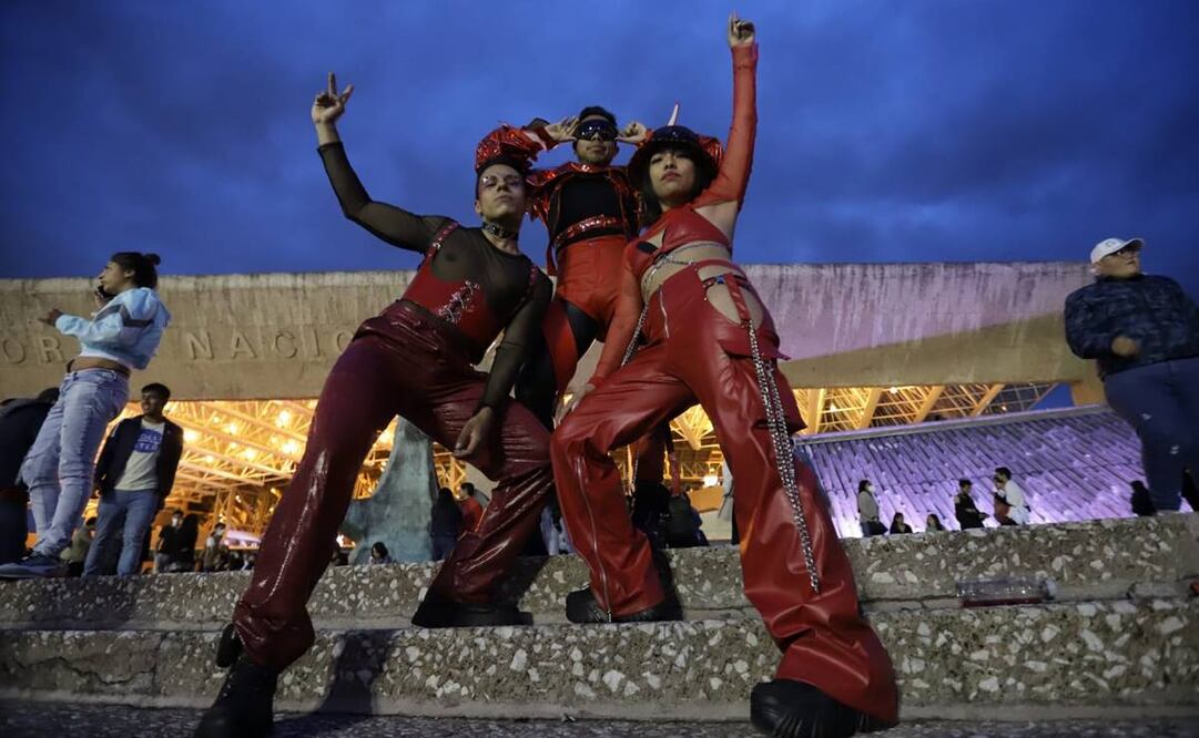 El público hace su parte, pues desde su arribo al concierto muestra su ajuar favorito: ellas en blusas con transparencia negra, mallas, minifaldas y pequeñas colitas como peinado, ellos de oscuro y algunos con orejas rojas de plástico. Foto: Fernanda Rojas/ EL UNIVERSAL