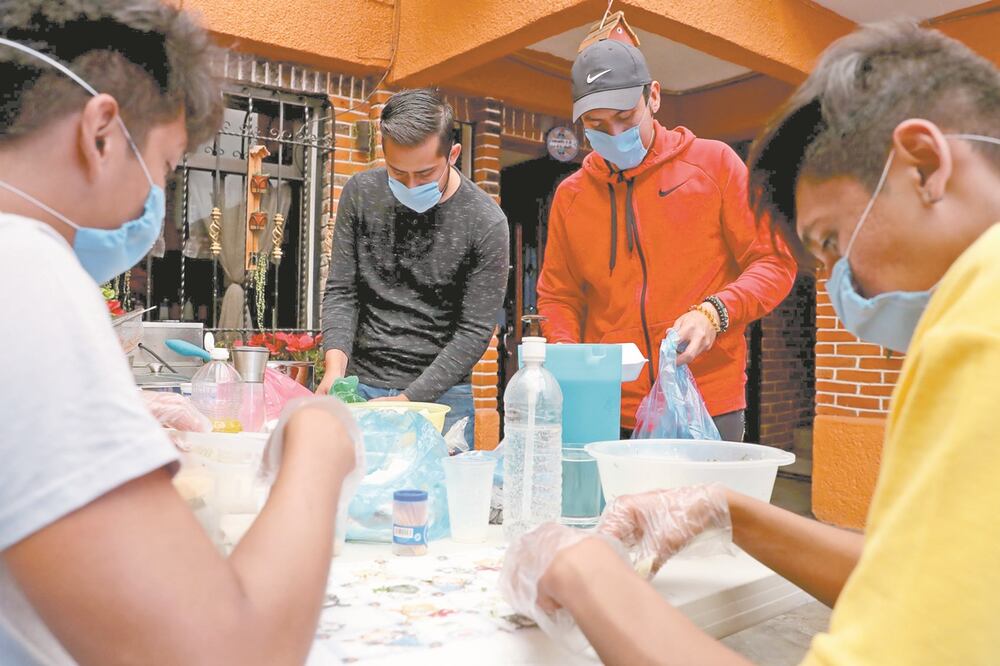 Irvin y sus compañeros utilizaron las redes sociales del bar en el que antes trabajaban para ofrecer platillos. La gente de San Lorenzo Tezonco, Iztapalapa, y alrededores puede pedir los alimentos por WhatsApp, al teléfono 56 16 09 83 35.Foto: JUAN BOITES
