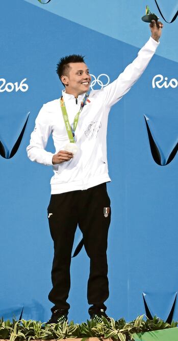 Germán Sánchez muestra orgulloso la presea argenta (IVÁN STEPHENS. EL UNIVERSAL)