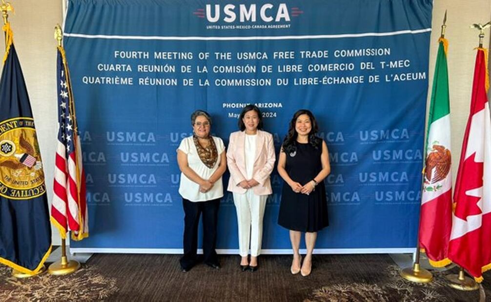 La secretaria de Economía, Raquel Buenrostro, la representante de comercio estadounidense, Katherine Tai, y la ministra de Promoción de Exportaciones, Comercio Internacional y Desarrollo Económico de Canadá, Mary Ng, se reunieron este miércoles en la sesión de la Comisión de Libre Comercio del T-MEC en Phoenix, Arizona. Foto: X @SE_mx