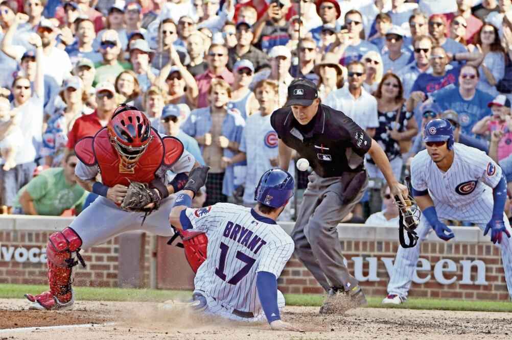 Kris Bryant anotó en el octavo tras doble de Anthony Rizzo. (DAVID BANKS. AFP)