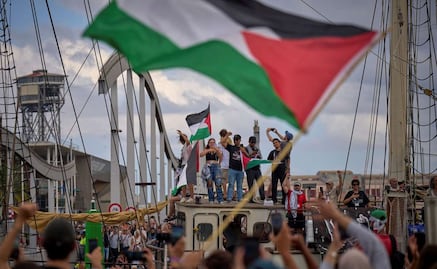 Más de 400 activistas de la flotilla Global Sumud que iba a Gaza están detenidos, según funcionario israelí