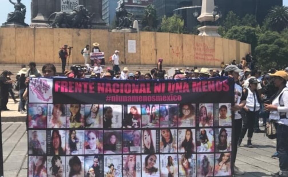 Grupos de mujeres marchan en silencio sobre Reforma contra feminicidios
