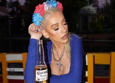 Con mariachi y cerveza; así fue la visita de Christina Aguilera a Xochimilco