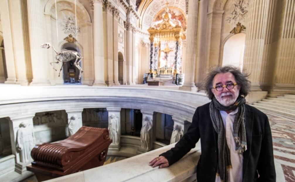 Polémica por el esqueleto de caballo que cuelga sobre la tumba de Napoleón