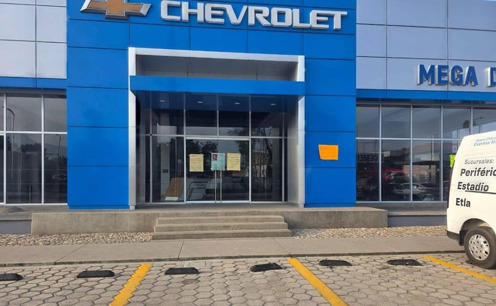 Dos trabajadores de la agencia de autos Chevrolet (Mega Oaxaca S. A. de C. V.) fueron vinculados a procesos y se les impuso prisión preventiva justificada por el delito de fraude en contra de más de 20 personas víctimas. Foto:Especial.