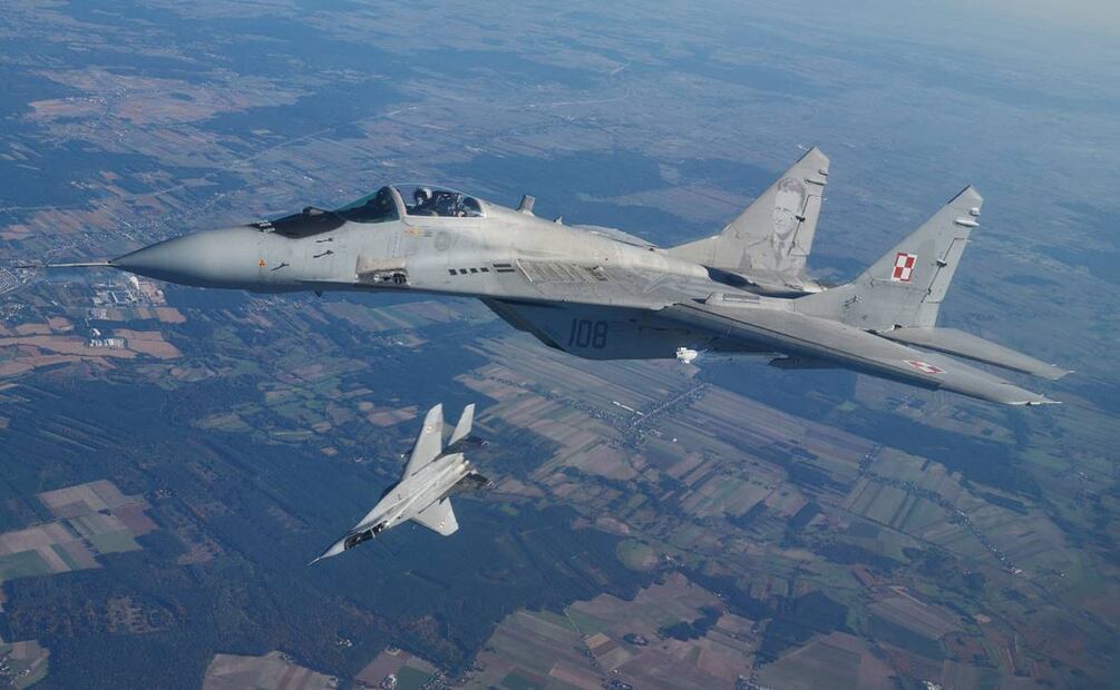 Dos aviones de combate MiG 29 que participan en el ejercicio Air Shielding de la OTAN cerca de la base aérea en Lask, Polonia central. FOTO: AFP/Archivo
