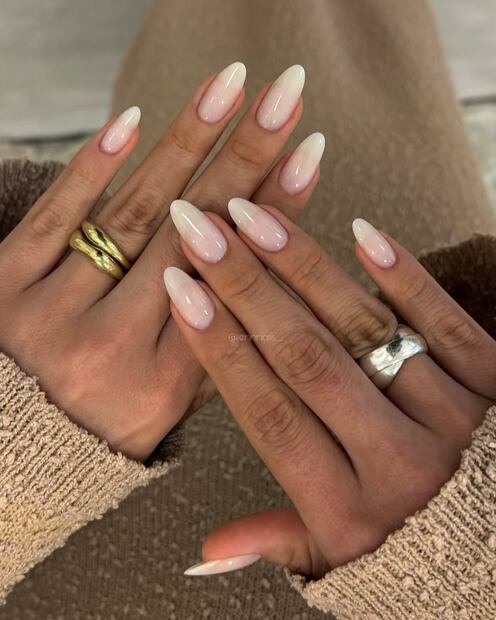 Las uñas almendradas son muy favorecedoras para manos anchas. Foto: Instagram @jennnails_