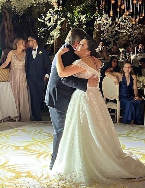 Mishelle, hija del "Piojo" Herrera, se casa con un hermoso vestido de novia 