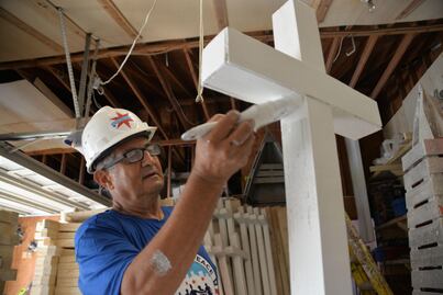 Hombre recorre EU con cruces de madera en honor a víctimas de tiroteos