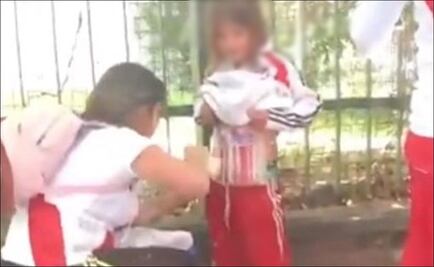 Dejan en libertad a madre que puso bengalas sobre su hijo