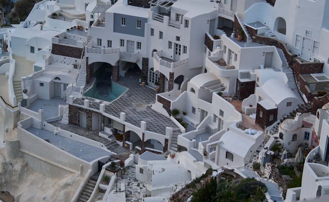 Se ve una piscina vacía en un grupo de edificios en lo alto de un acantilado en la ciudad de Oia, en la isla de Santorini, Grecia, afectada por un terremoto, el martes 4 de febrero de 2025. Foto: AP