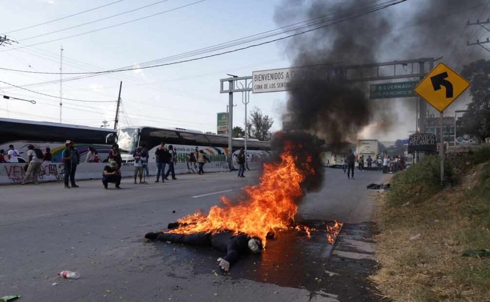 En la marcha, los estudiantes llevaban un muñeco de cartón que representaba al ex gobernador, el monigote lo quemaron al final.
Foto: SALVADOR CISNEROS SILVA/EL UNIVERSAL