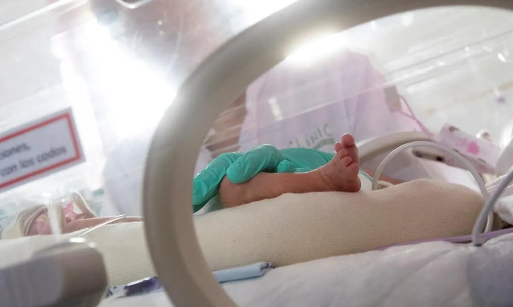 El bebé fue entregado con vida a la clínica 17 del IMSS en Cancún, donde "cayó en paro cardíaco", pero lograron salvarlo. Foto: Ilustrativa / EFE
