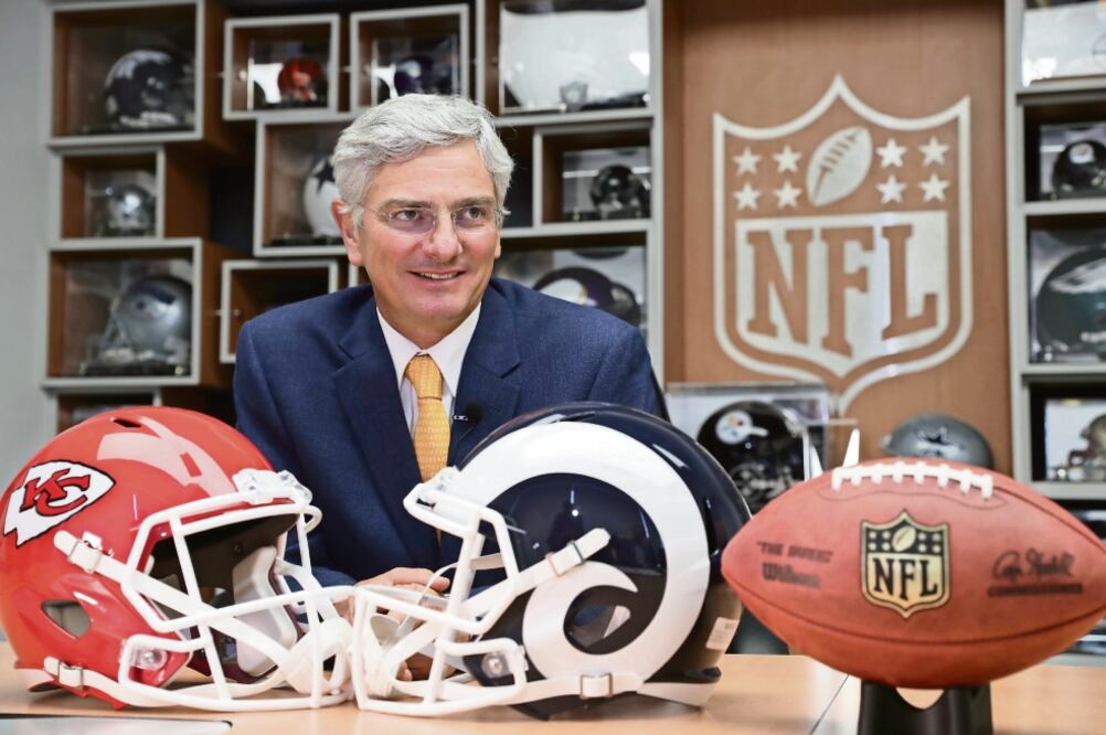 El director de la NFL en México confía en que, al paso de los días, la cancha estará apta para el Rams vs Chiefs. (LUIS CORTÉS. EL UNIVERSAL)