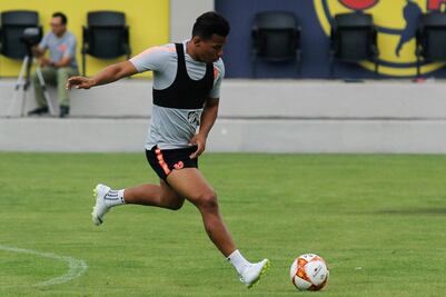 Jugaba futbol para olvidarme del hambre: Martínez