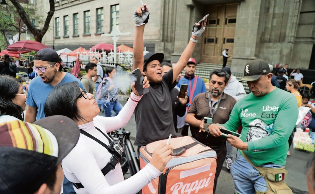 Repartidores de comida por aplicación siguieron la sesión de la Suprema Corte afuera de su sede. Celebraron al momento de enterarse que el proyecto del impuesto de 2% regresará a la ponencia de la ministra Lenia Batres. Foto: Carlos Mejía / EL UNIVERSAL
