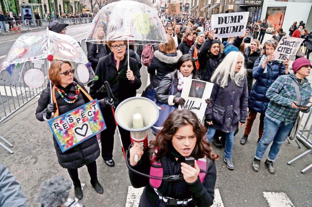 Decenas de mujeres estadounidenses participaron ayer en una protesta contra el mandatario electo Donald Trump, en Nueva York (ANDREW GOMBERT. EFE)