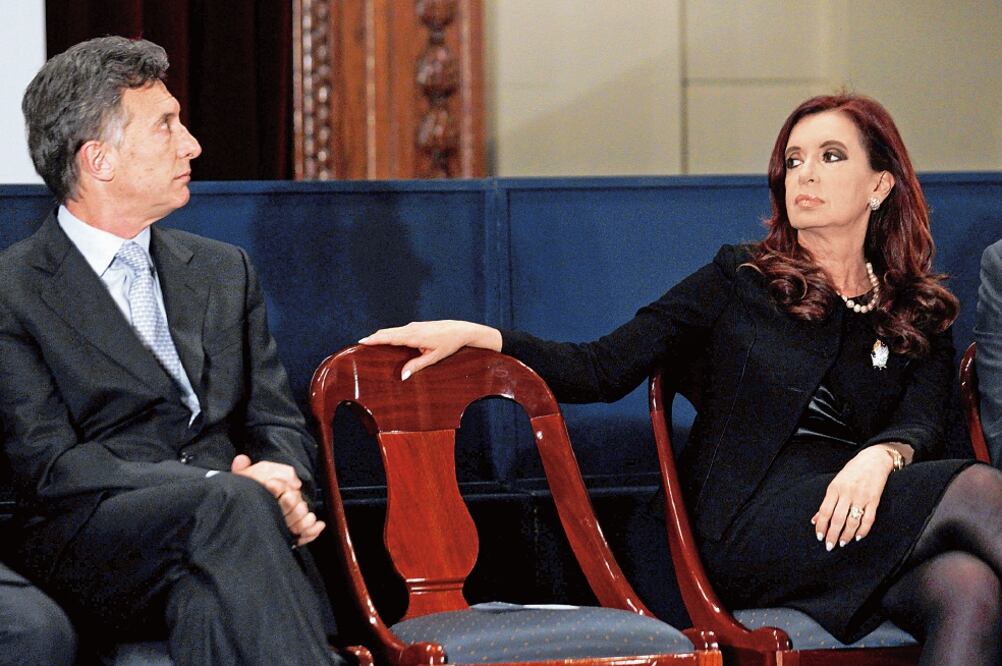 Mauricio Macri, actual presidente argentino, con Cristina Kirchner, ex mandataria, en Buenos Aires, en agosto de 2012 (MARCOS BRINDICCI. REUTERS)