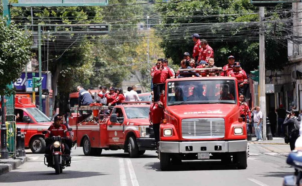 Con mini desfile celebraron su día los 120 bomberos pertenecientes a la Coordinación General de Protección Civil de Toluca. Foto: Jorge Alvarado/EL UNIVERSAL
