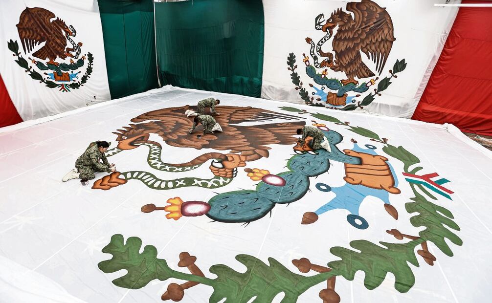 Para el escudo se utilizan 11 colores y cinco tonos más para los matices, además, el trabajo está a cargo de hasta cuatro militares. (24/02/2025) Foto: Gabriel Pano | El Universal