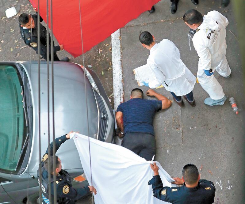 Saldo. Elementos de la SSC-CDMX, al llegar al lugar, encontraron a los lesionados sobre la cinta asfáltica; los paramédicos informaron de la muerte de una persona de 35 años. ESPECIAL