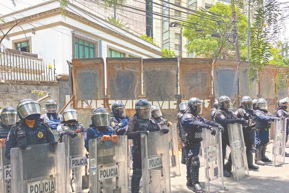 En las inmediaciones de Casa Jalisco más de 500 policías fueron desplegados, pero sólo pocas personas protestaron y se retiraron sin hacer desmanes. BEERENICE FREGOSO. EL UNIVERSAL