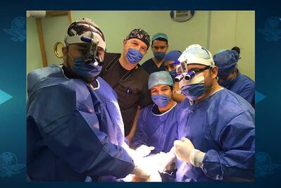 Cirujano sin empleo le "devuelve" la mano a ex rector de Tabasco