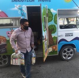 Director de primaria reparte despensas en su biblioteca móvil en Tamaulipas