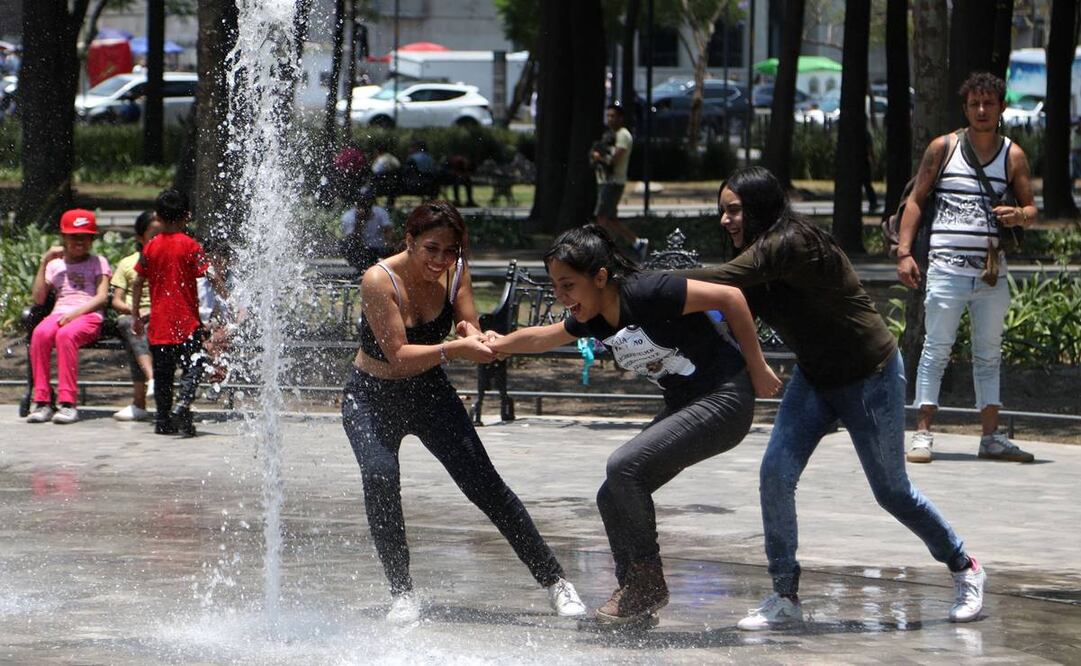 Tres mujeres juegan en la Alamenda Central para refrescarse por ola de calor en la CDMX. Foto: Carlos Mejía/ EL UNIVERSAL