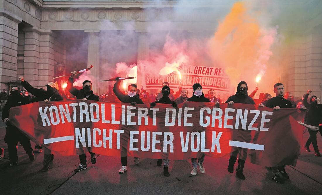 Asistentes a una manifestación contra las medidas para combatir la pandemia de coronavirus en Viena, Austria. Foto: Florian Schroetter/ AP.