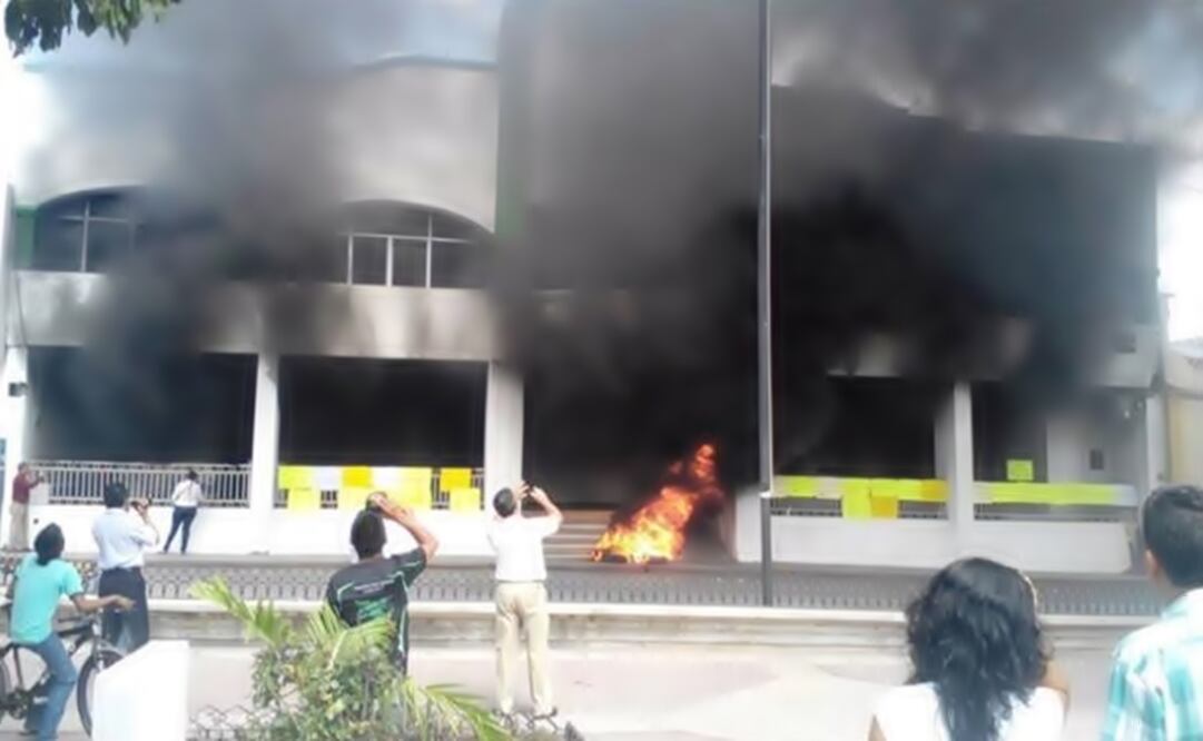 The protesters set piles of tires on fire outside city hall. (Photo: SPECIAL)