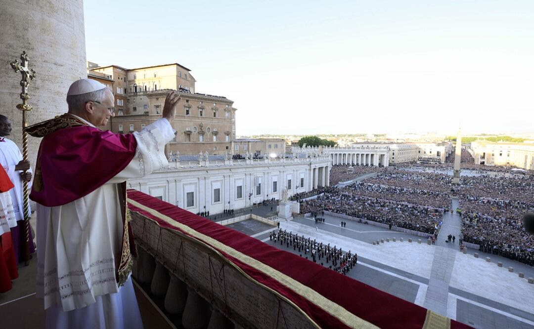 Robert Prevost, el nuevo papa León XIV en su primer mensaje al mundo tras ser elegido líder de la Iglesia católica. Foto: EFE