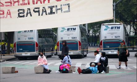 FOTOS: Normalistas paralizan Reforma e Insurgentes tras más de 15 horas de bloqueo