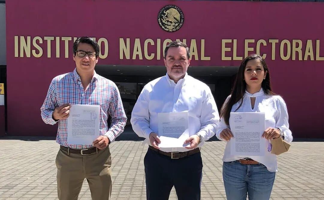 Los diputados Andrés Sánchez Miranda, Federico Döring y Luisa Gutiérrez Ureña acudieron a presentar la queja ante el INE. Foto: Especial