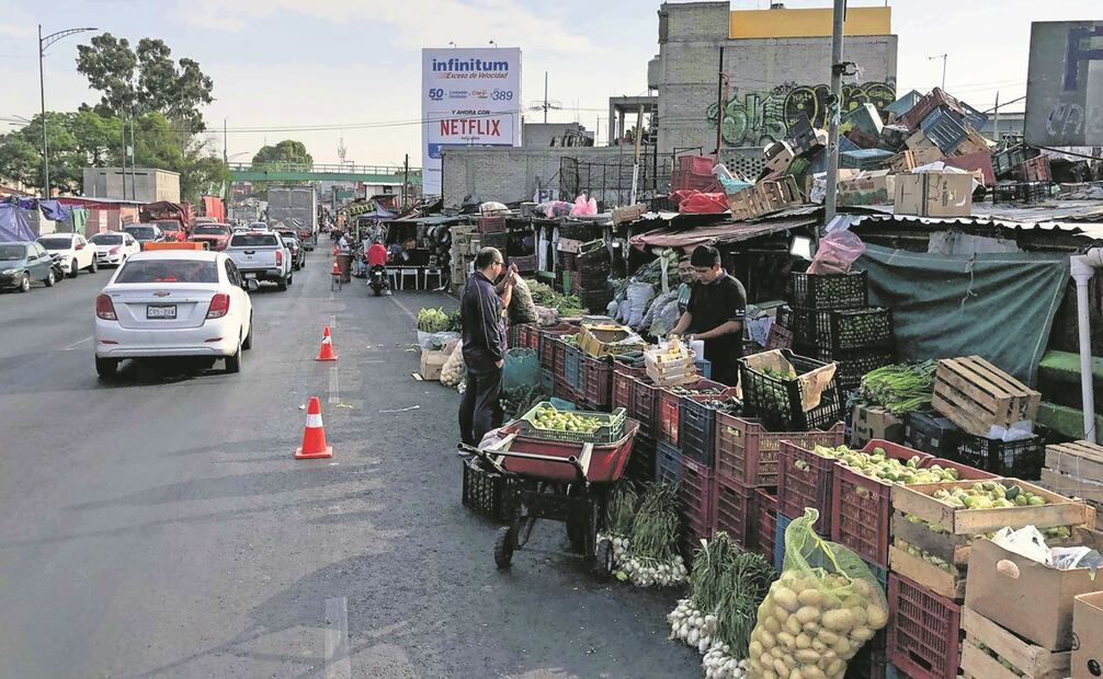 Recorrido por el mercado de carnes ubicado sobre el periférico a la altura de Calle 7 que cruza con la avenida Ignacio Zaragoza y donde automovilistas solo pueden utilizar un carril debido a la invasión de los comerciantes en la vía pública, Foto: Diego Simón / EL UNIVERSAL