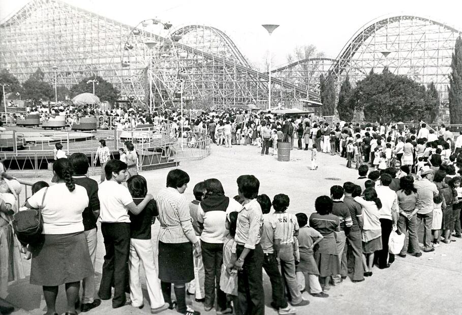 Largas filas se formaron muy temprano para disfrutar de forma gratuita los juegos mecánicos de la Segunda Sección del Bosque de Chapultepec en 1964. La montaña rusa era el atractivo más caro y popular una vuelta costaba 2.50 pesos. Foto: Archivo EL UNIVERSAL.