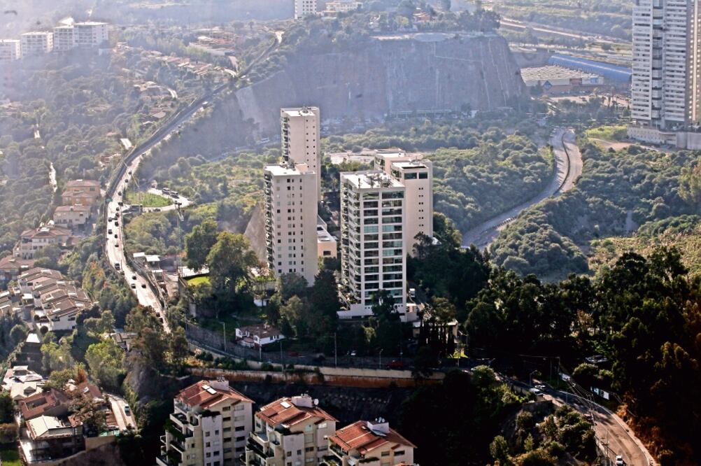 Los edificios ubicados al pie de la montaña dan una impresión de fragilidad. Se encuentran muy a la orilla, cerca de la vegetación (VALENTE ROSAS. EL UNIVERSAL)