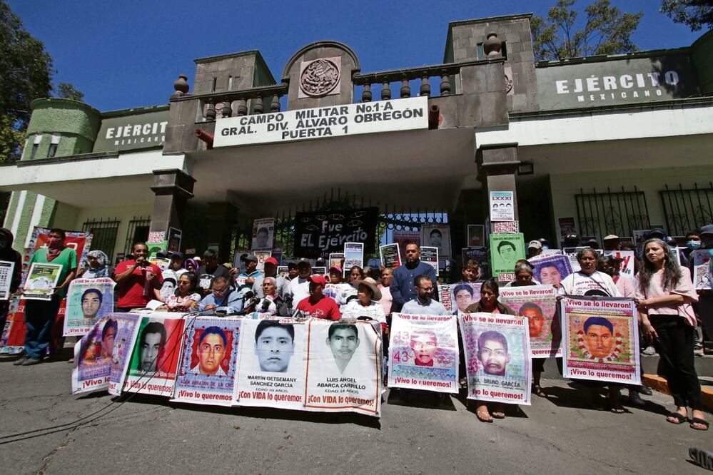 En la conferencia de prensa improvisada, los padres de los 43 normalistas rechazaron la narrativa de los hechos, pues minimiza el papel del Ejército. Foto: Carlos Mejía / El Universal