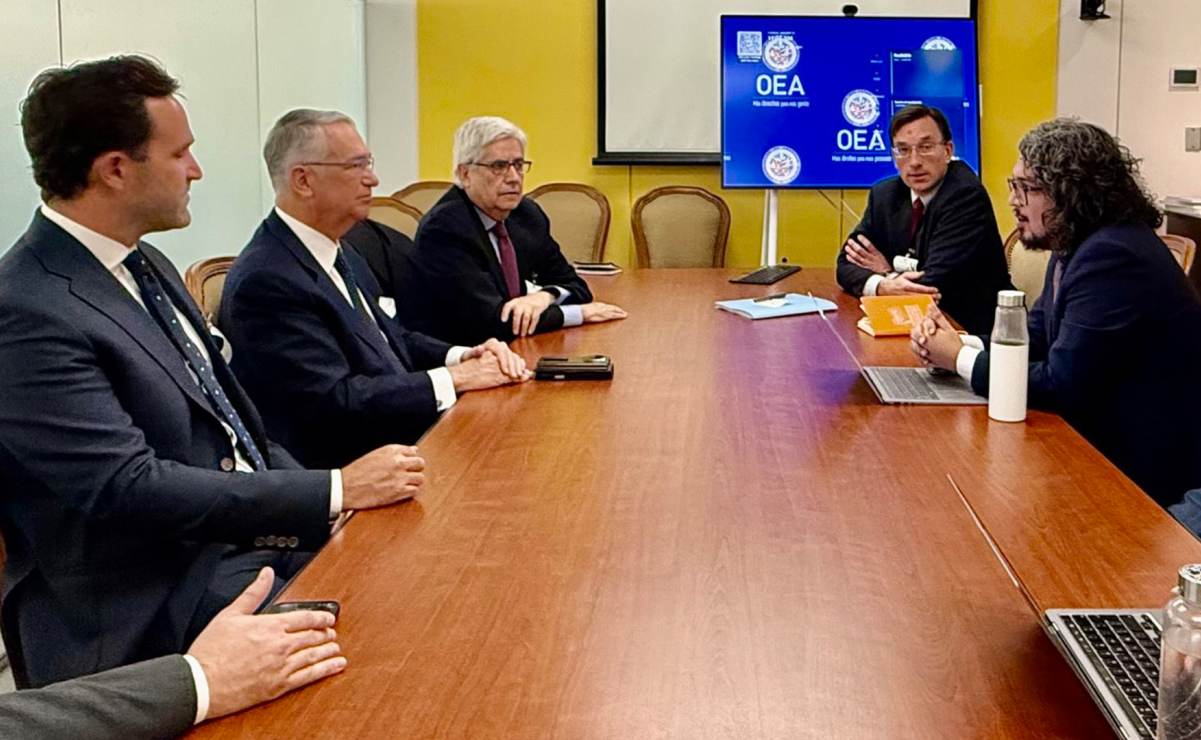 Ricardo Salinas Pliego en reunión con el Relator Especial para la Libertad de Expresión de la OEA, Pedro Vaca. Foto: X @gruposalinas