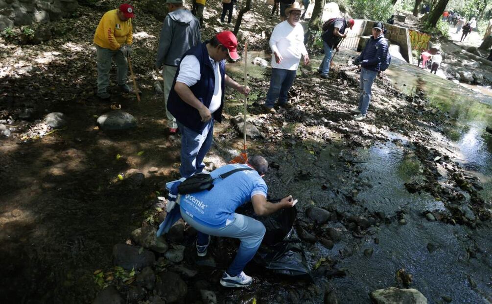 Se busca limpiar el Río Magdalena para que en temporada de lluvias no se tapen las compuertas del suministro de agua (29/03/2025). Foto: Carlos Mejía / EL UNIVERSAL