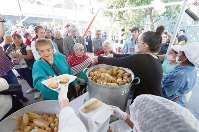 Gobierno capitalino reparte tamales a población vulnerable