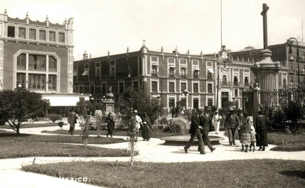 El jardín ubicado frente a la Catedral hacia 1920. Al fondo se ve el Monte de Piedad, además de la avenida 5 de Mayo; también destaca el busto de Cuauhtémoc que aún existe. Imagen: Colección Villasana.